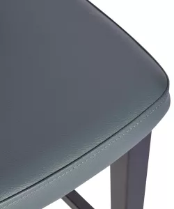 Repton barstol från Global i svart bets med gråkonstläder och närbild på sits.