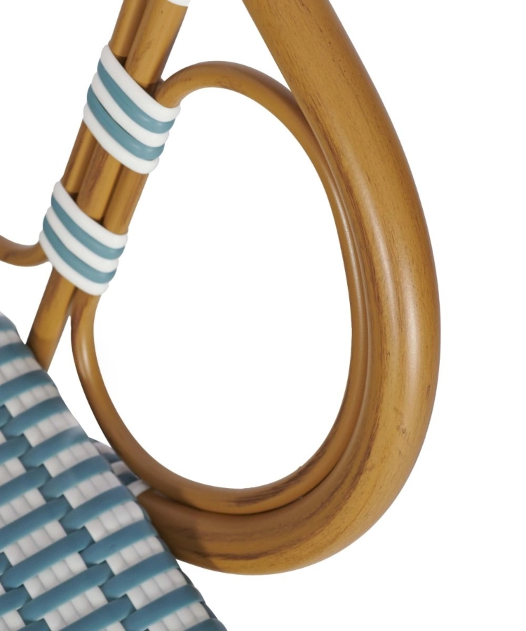 Bordeaux stol från Global i rottinglack med närbild på blå/vit flätning.