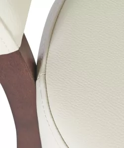 Trent stol från Global i ivory konstläder och närbild på sits.