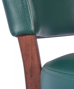 Trent stol från Global i moss grönt konstläder och närbild på sits/rygg.