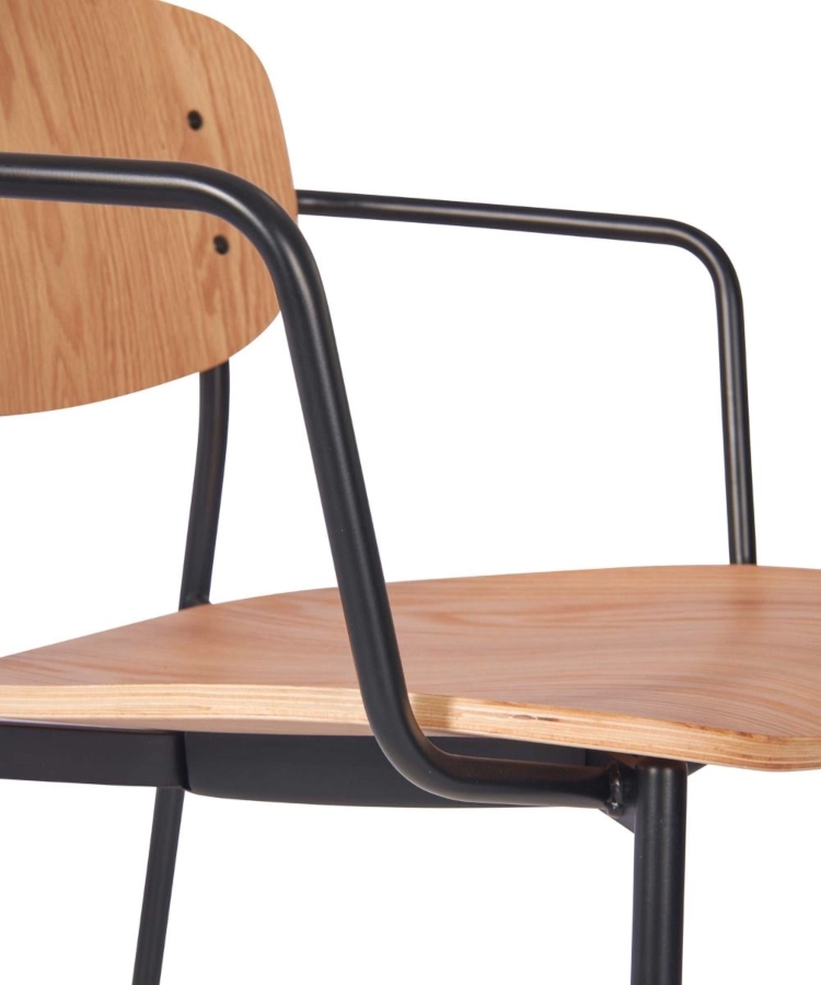 Greenwich karmstol i svart/ekplywood från Global och närbild.