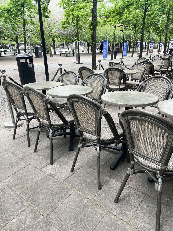 Paris stol från Xirbi i mörkgrå med khaki melerat textilene.