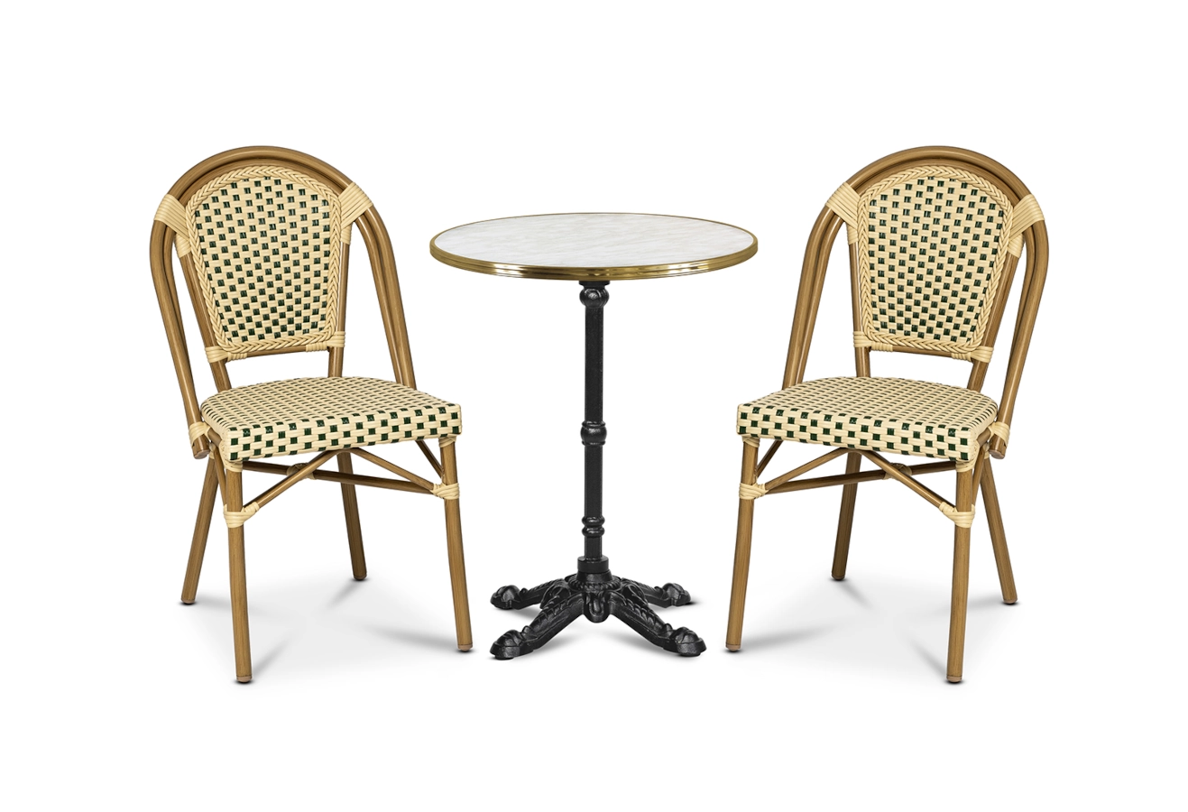 Paris stolar från Xirbi som är stapelbara med bambulook natur och grön/creme fiberrotting.