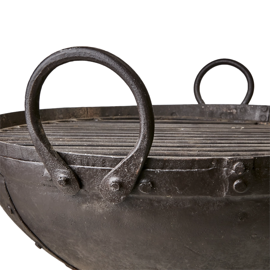 Barbeque eldkorg i small från Affari of Sweden och närbild på handtag.