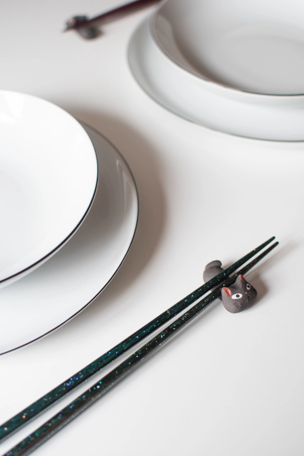 Chopstickstöd från Kawai i form av en svart katt.