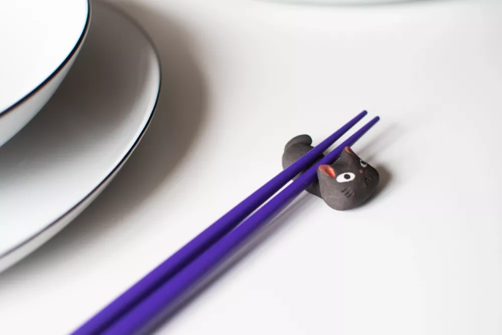 Chopstickstöd från Kawai i form av en svart katt.