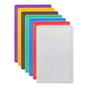 Skärbräda 53x32,5x1,5 cm och GN 1/1 med såskant från Hendi av HDPE plast som finns i olika färger.
