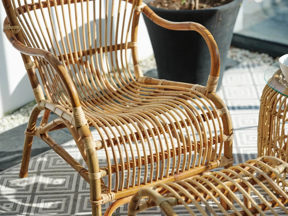 Vallda fåtölj med hög rygg från Brafab och närbild.