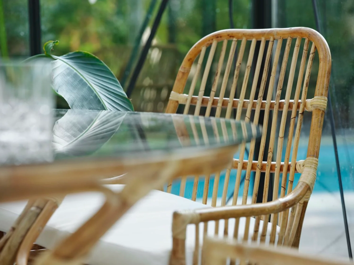 Vallda matstolar med dyna från Brafab och närbild.