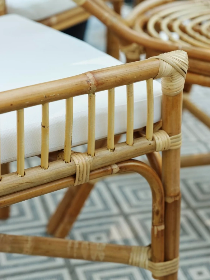 Vallda matstolar med dyna från Brafab och närbild.