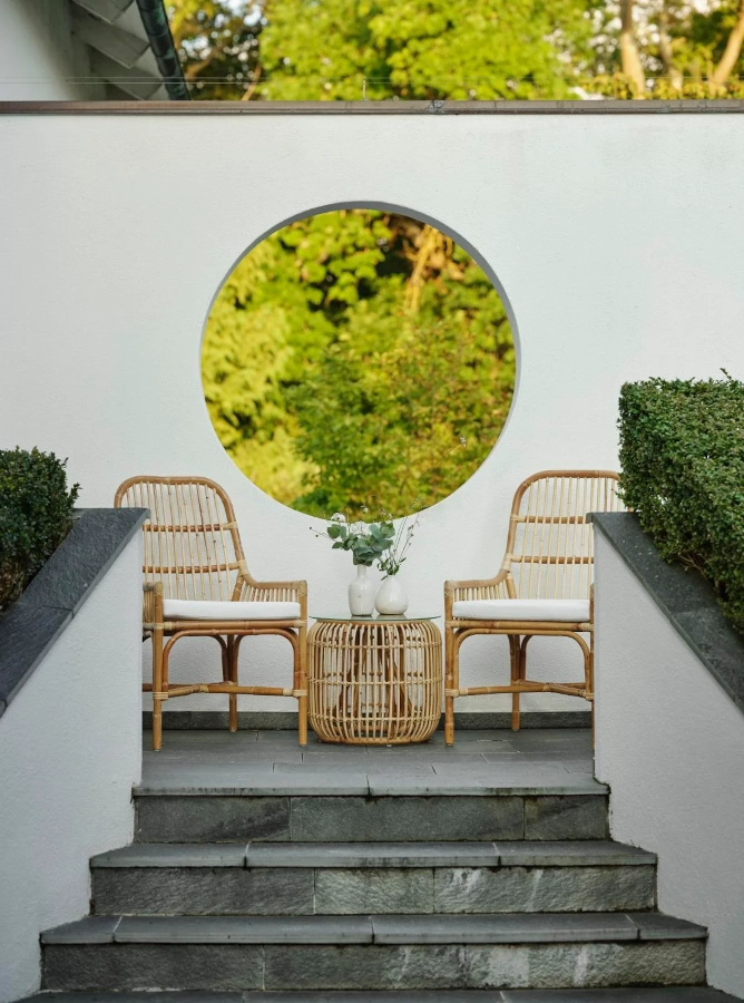 Vallda matstolar med dyna från Brafab ihop med sidobord och i en miljö.