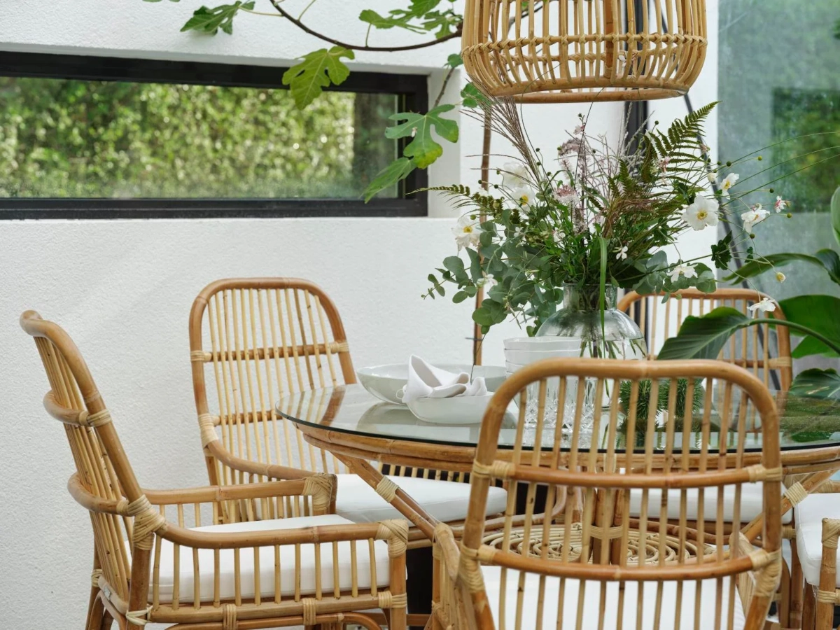 Vallda matstolar med dyna från Brafab ihop med matbord och i en miljö.