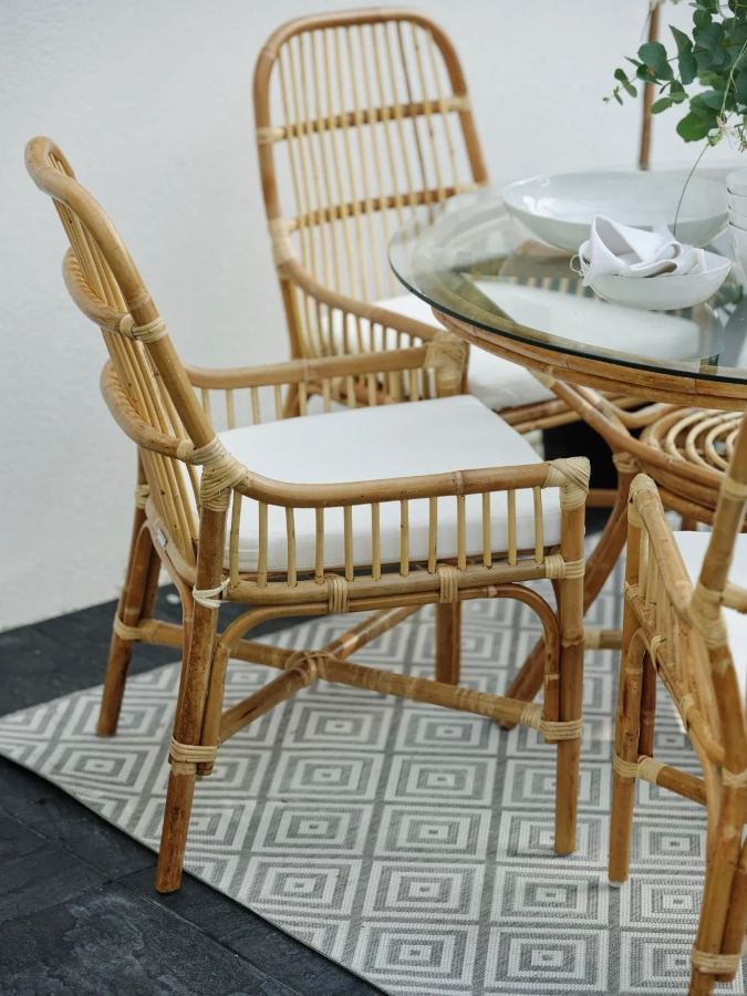 Vallda matstolar med dyna från Brafab ihop med matbord och i en miljö.