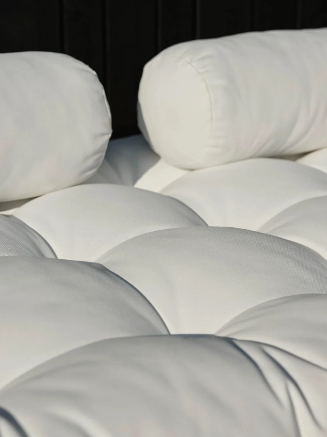 Vallda dagbädd från Brafab och närbild på madrass och kuddar.