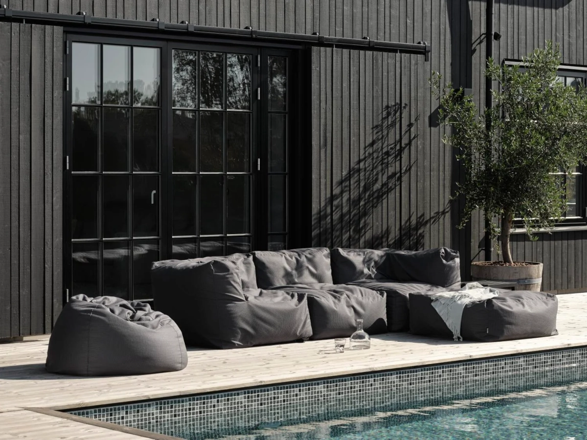 Galloway loungesoffa och beanbag från Brafab i en miljö.