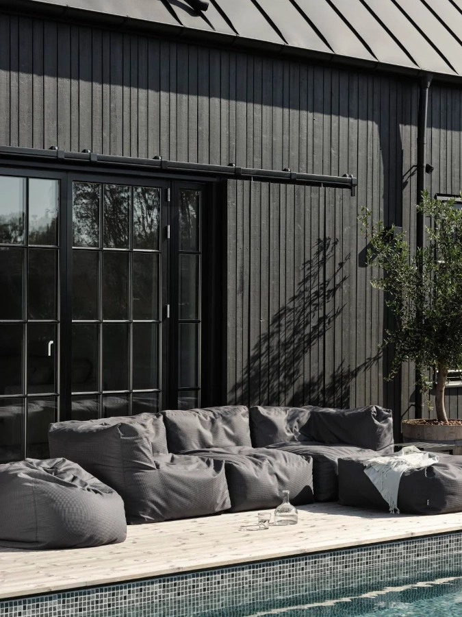 Galloway loungesoffa och beanbag från Brafab i en miljö.