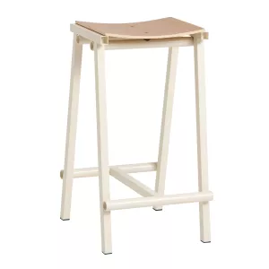 Taburete 8 barpall från Hay med låg höjd och i eggshell med lackad ek sits.