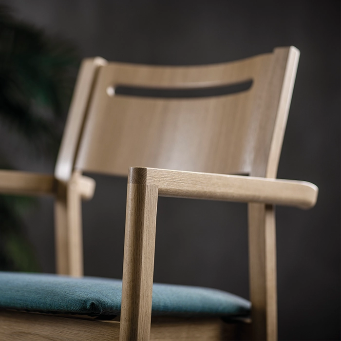 Alma karmstol från Inoff med klädd sits i en närbild.