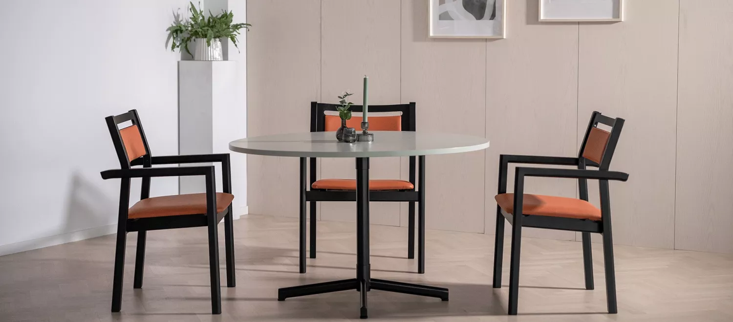 Alma XL karmstolar från Inoff med klädd sits och ryggdyna i en miljö.