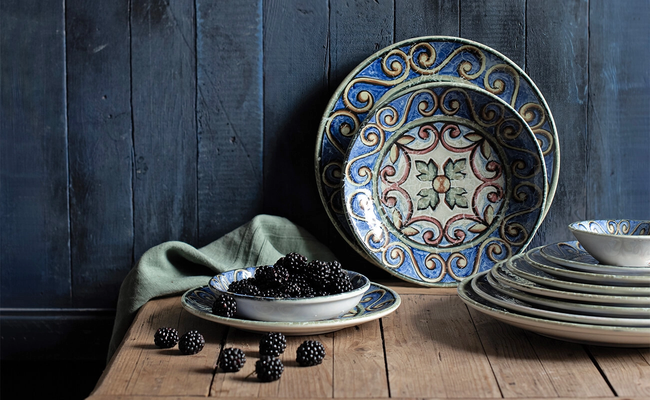 Amalfi tallrikar och skålar från ID Fine som ingår i en serie där flera delar finns.