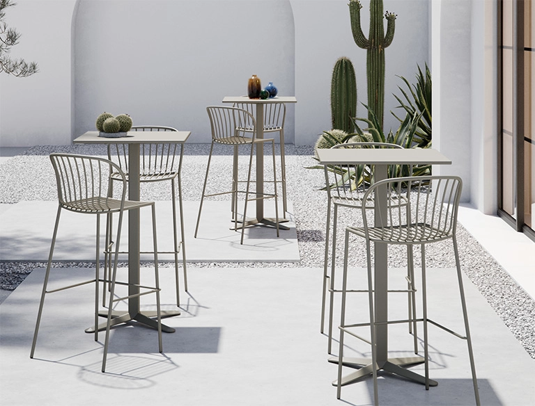 Amitha barstolar från Gaber i en miljö.