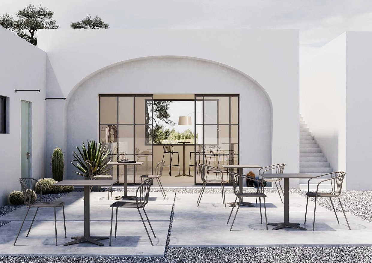 Amitha stolar, karmstolar och barstolar från Gaber i en miljö.