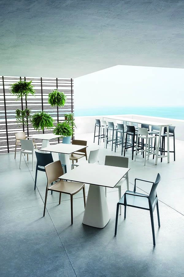 Bakhita stolar och karmstolar från Gaber i en miljö.