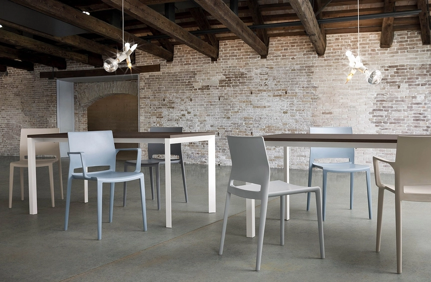 Bakhita stolar och karmstolar från Gaber i en miljö.