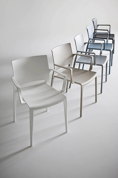 Bakhita karmstolar från Gaber i olika färger.