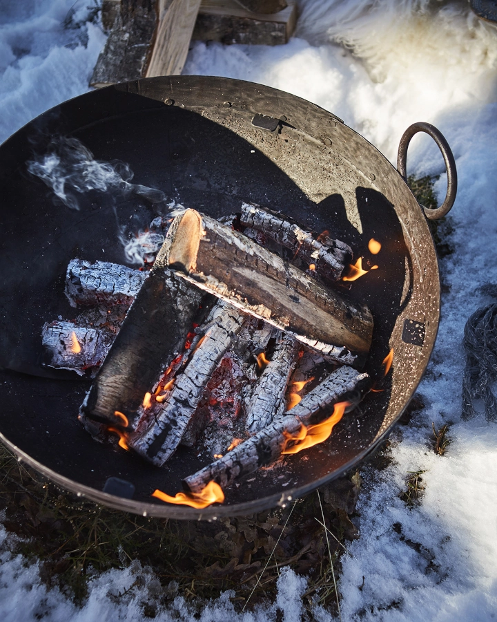 Barbeque eldkorg från Affari of Sweden och i en miljö.