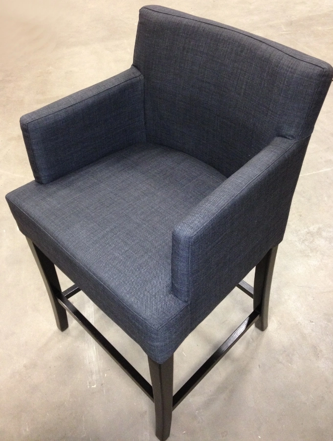 Fully barstol från Paged Meble med låg sitthöjd.