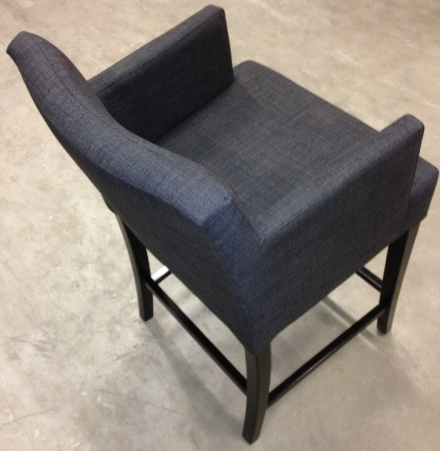 Fully barstol från Paged Meble med låg sitthöjd.