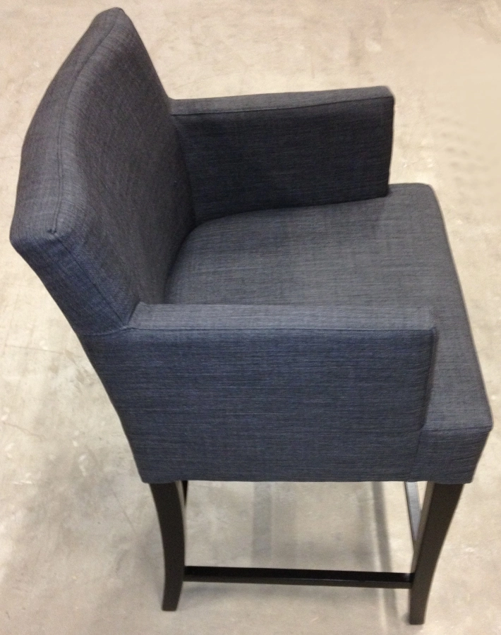 Fully barstol från Paged Meble med låg sitthöjd.