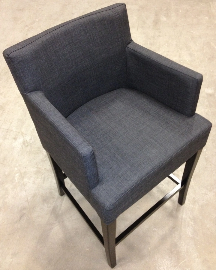 Fully barstol från Paged Meble med låg sitthöjd.