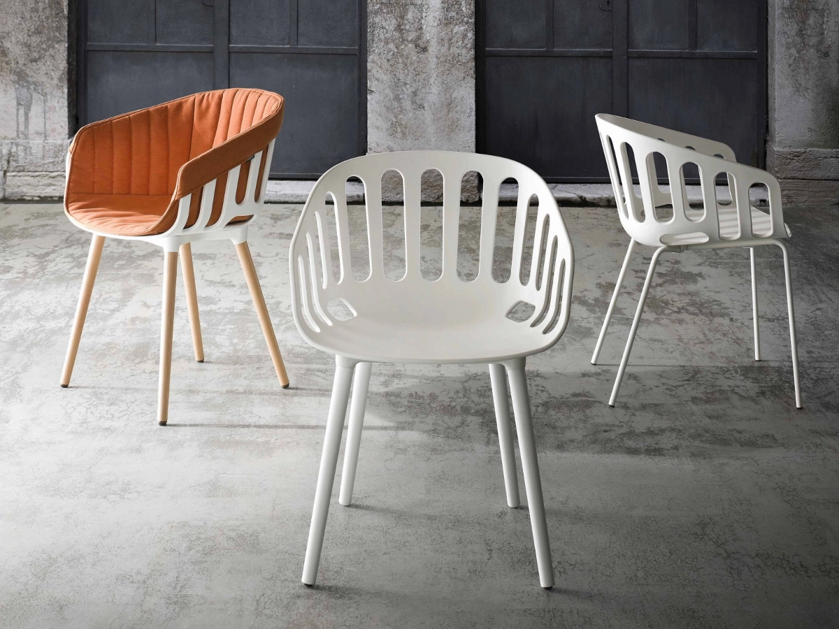 Basket karmstolar från Gaber som finns i olika utföranden.