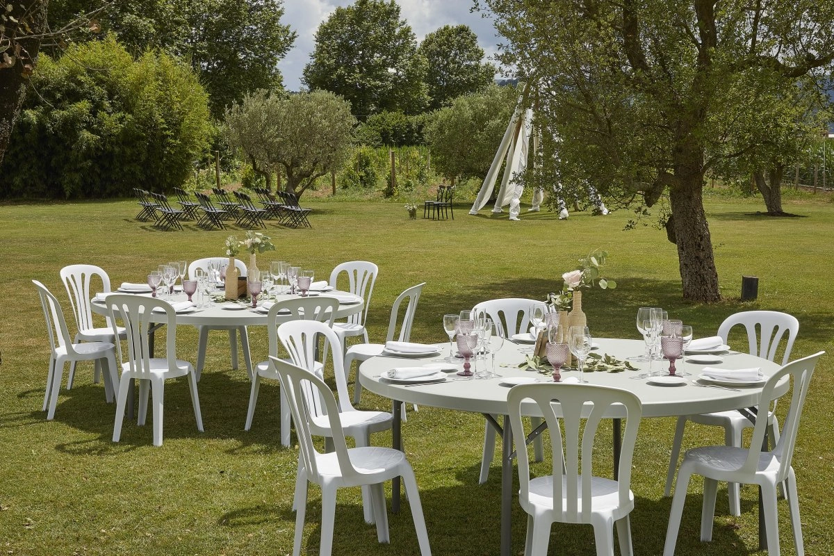 Beethoven runt fällbord 180 diameter cm från Resol i en miljö.