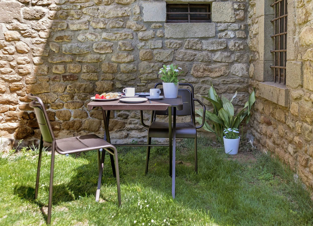 Bistrot fällbord 70x70 cm från Zown i brunt.