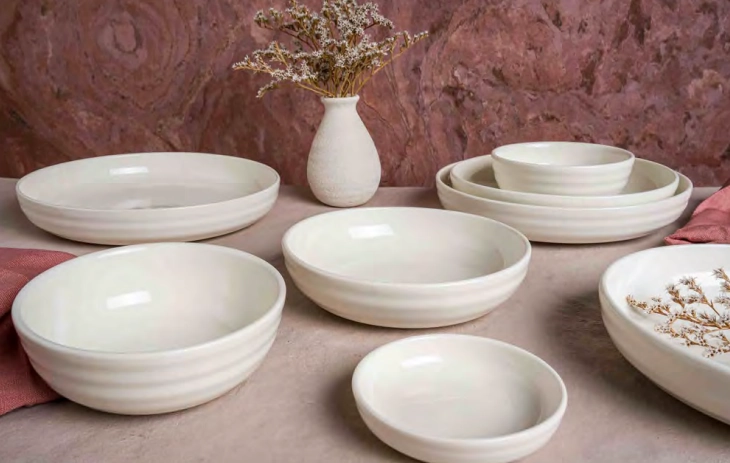 Pott porslin i vitt från Bonna som innehåller flera olika delar.