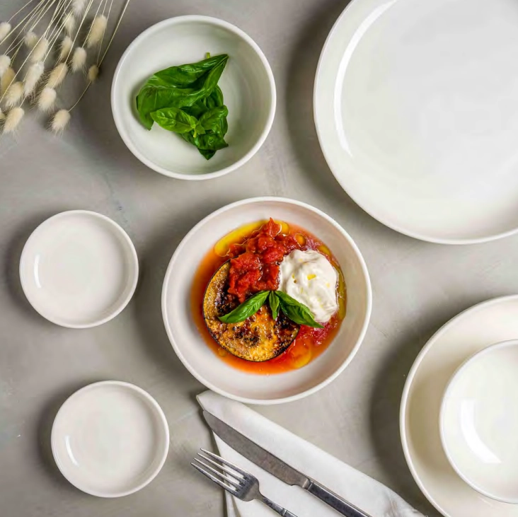 Pott porslin i vitt från Bonna som innehåller flera olika delar.