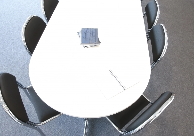 Vinnaren stolar från Skafab ihop med Multiple bord i en miljö.