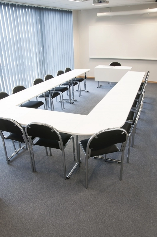 Vinnaren stolar från Skafab ihop med Multiple bord i en miljö.