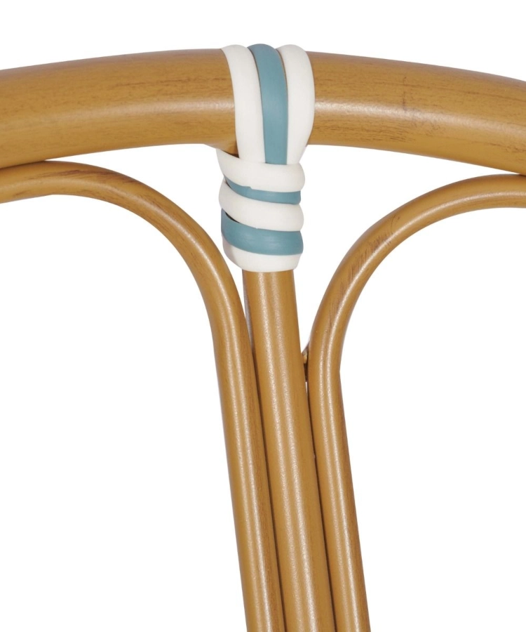 Bordeaux stol från Global i rottinglack med närbild på blå/vit flätning.