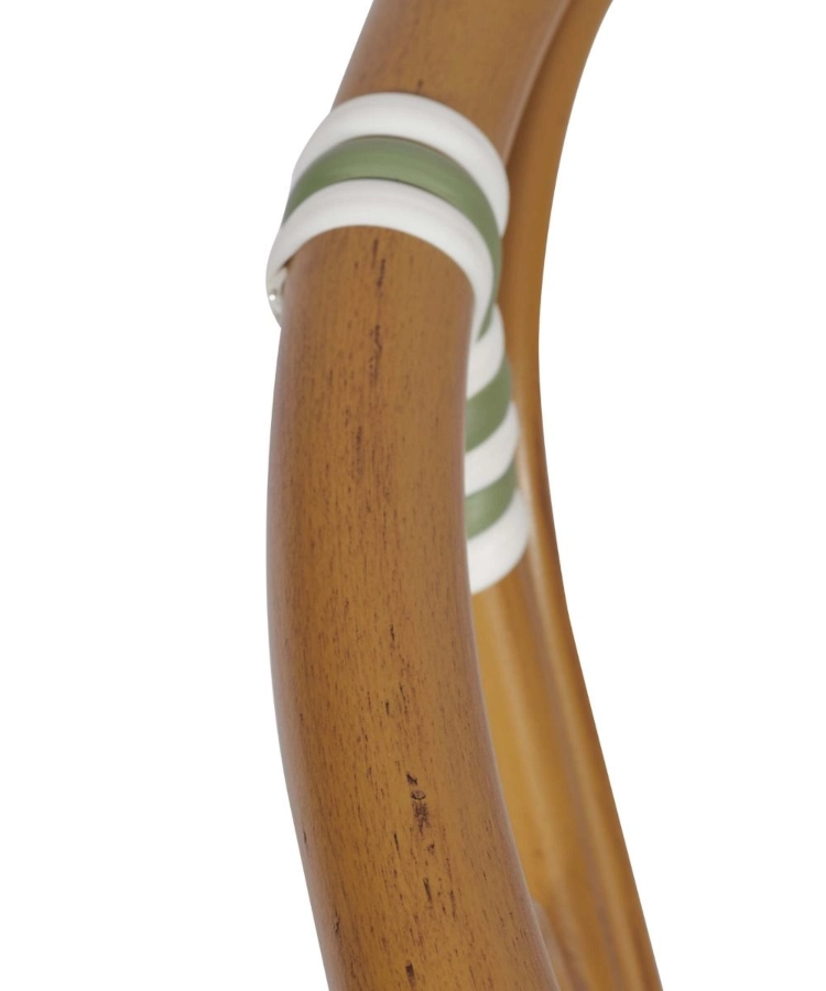 Bordeaux stol från Global i rottinglack med närbild på grön/vit flätning.