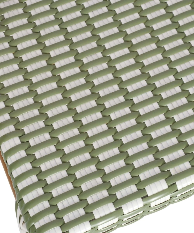 Bordeaux stol från Global i rottinglack med närbild på grön/vit flätning.