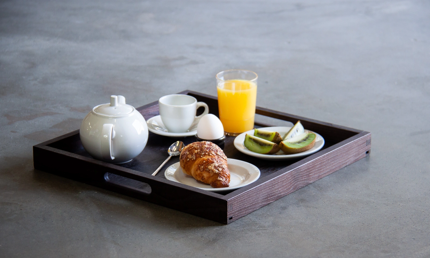 Bricka av ek med handtag som är 40x40 cm och havana black från Select Concept.