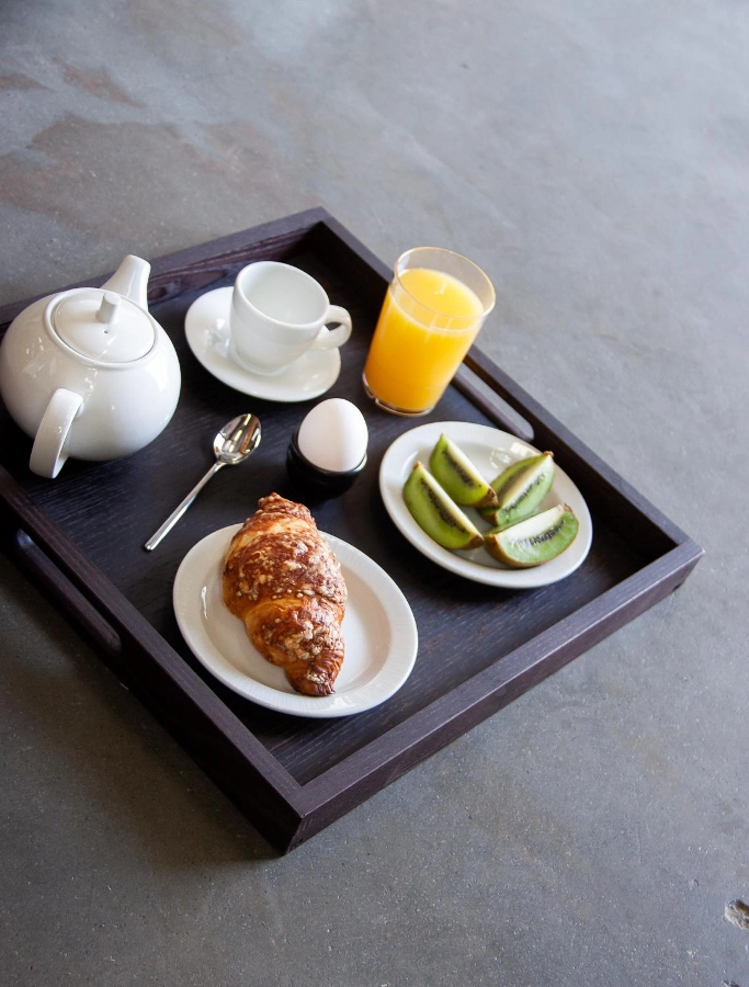 Bricka av ek med handtag som är 40x40 cm och havana black från Select Concept.