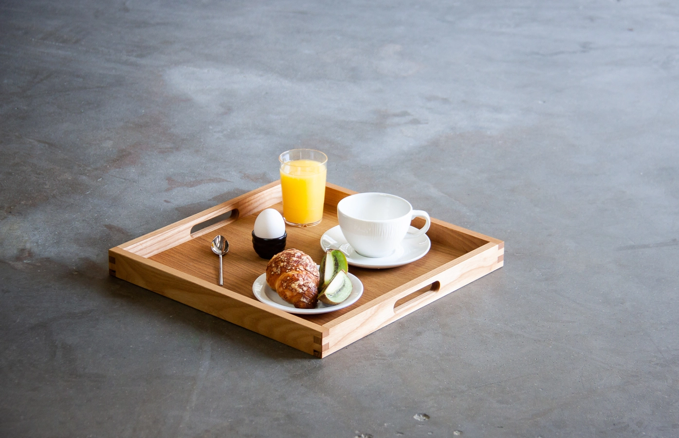 Bricka av ek med handtag som är 40x40 cm och linoljad från Select Concept.