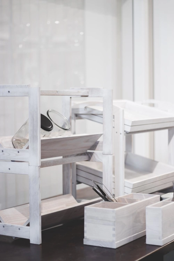 Ställning för glasburkar och askbets från Select Concept ihop med andra träprodukter.