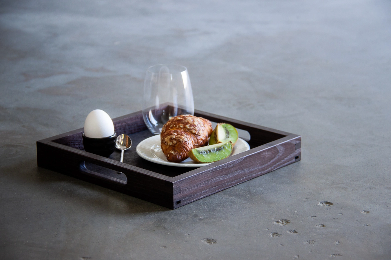 Bricka av ek med handtag som är 28x28 cm och havana black från Select Concept.