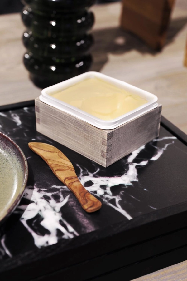 Smörlåda för smörbytta från Select Concept av ek och i driftwood.
